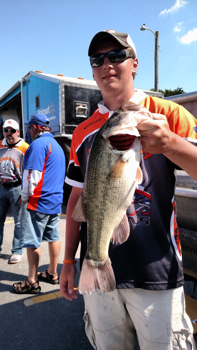 &nbsp;Sandwich&#039;s Chris Thompson weighed the big bass of the IHSA state championship for bass fishing Saturday. | Credit: Dale Bowman
