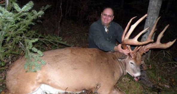 The photograph displayed above, purportedly showing a 430-pound buck killed by a hunter, made its way around the Internet yet again in late 2014. 